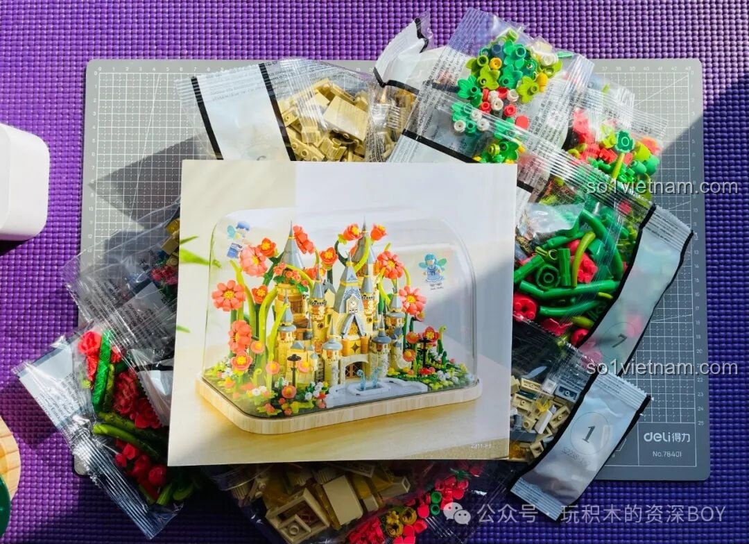 Hình ảnh đập hộp bộ lắp ghép Lâu Đài Hoa Rừng Femibox S2238, các túi mảnh ghép được sắp xếp gọn gàng, sách hướng dẫn rõ ràng.