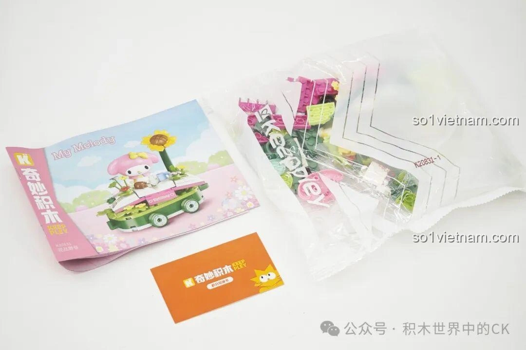 Ảnh unboxing bộ lắp ghép Keeppley K20831 My Melody, bao gồm sách hướng dẫn, thẻ và các túi mảnh ghép.