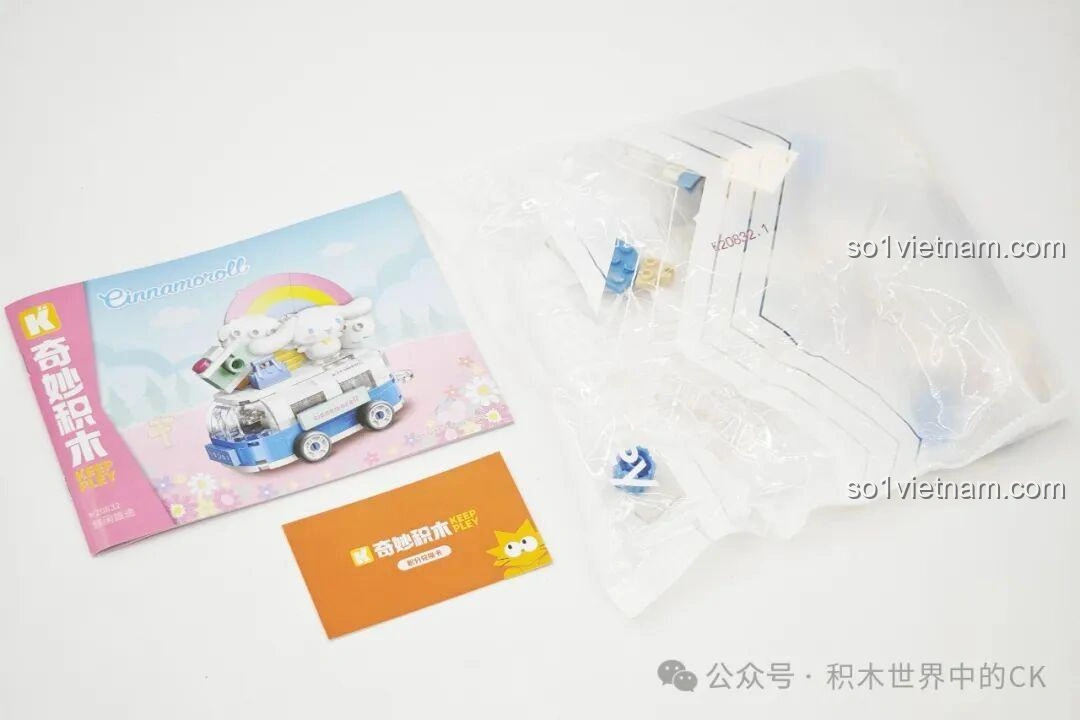 Ảnh unboxing bộ lắp ghép Keeppley K20832 Cinnamoroll Xe Hoa, bao gồm sách hướng dẫn, thẻ và các túi mảnh ghép.