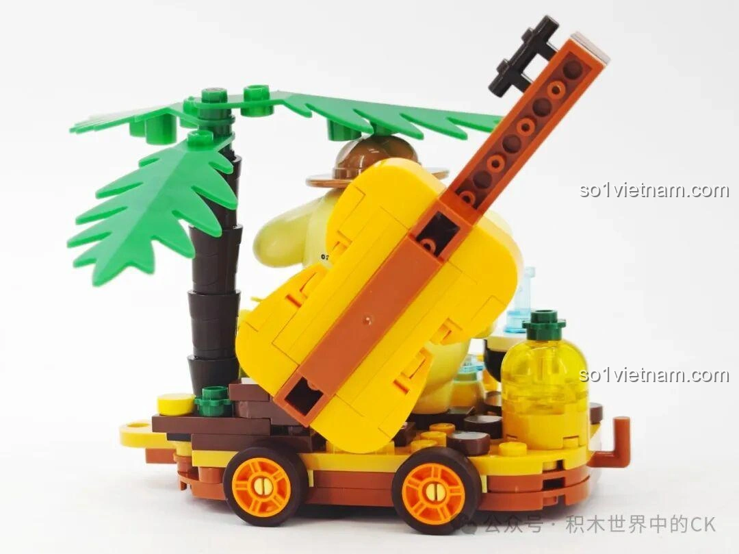 Ảnh unboxing bộ lắp ghép Keeppley K20834 Kuromi, bao gồm sách hướng dẫn, thẻ và các túi mảnh ghép.