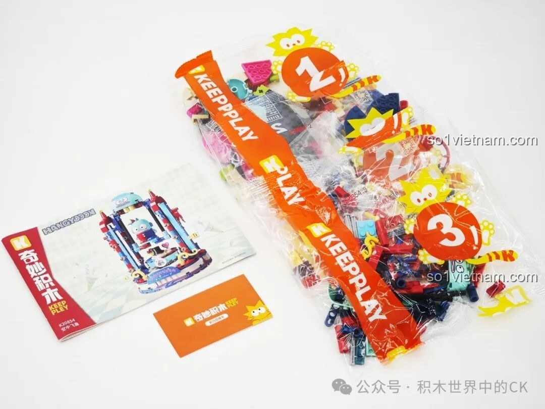 Các mảnh ghép và sách hướng dẫn của bộ lắp ghép Keeppley K20854 Sanrio Hangyodon Sân Khấu Xiếc Cá Bay.