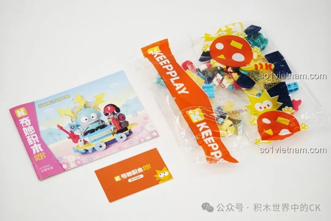Các mảnh ghép và sách hướng dẫn của bộ lắp ghép Keeppley K20855 Sanrio Hangyodon Xe Hoa Điện Tử khi đập hộp.