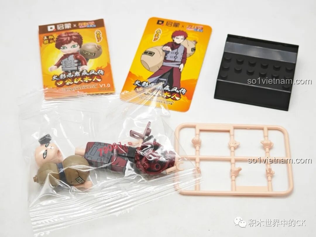 Mở hộp minifigure Gaara, bộ Qman 79001, gồm các chi tiết nhân vật, hồ lô cát, thẻ bài và đế trưng bày.