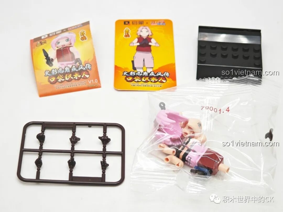 Mở hộp minifigure Haruno Sakura, bộ Qman 79001, gồm các chi tiết nhân vật, thẻ bài, đế và vỉ bàn tay.