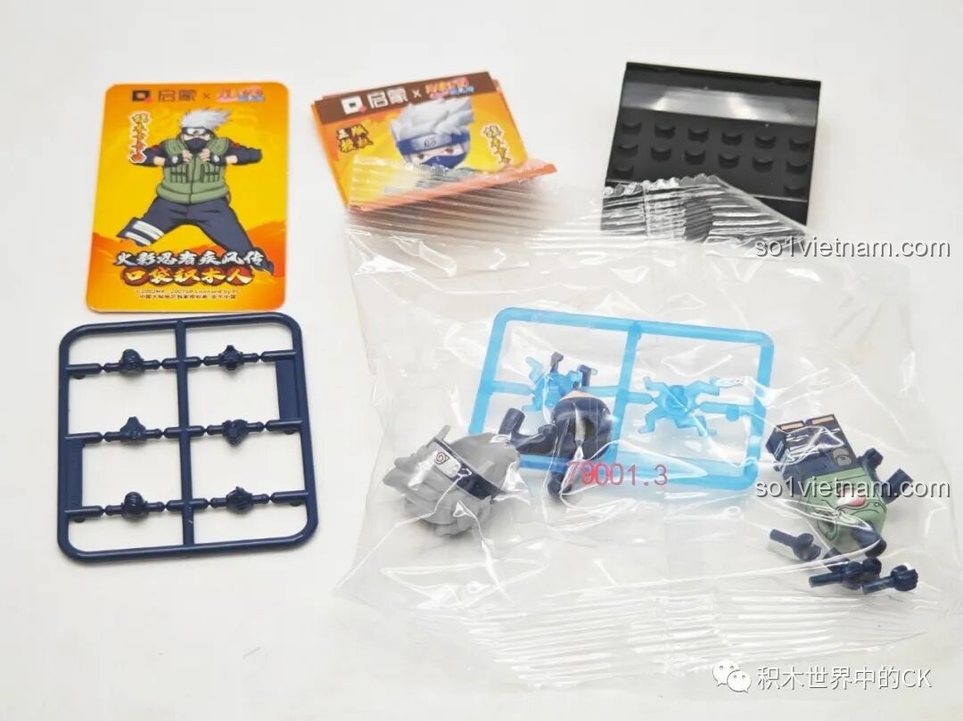 Mở hộp minifigure Hatake Kakashi, bộ Qman 79001, gồm các chi tiết nhân vật, hiệu ứng Chidori, thẻ bài và đế.