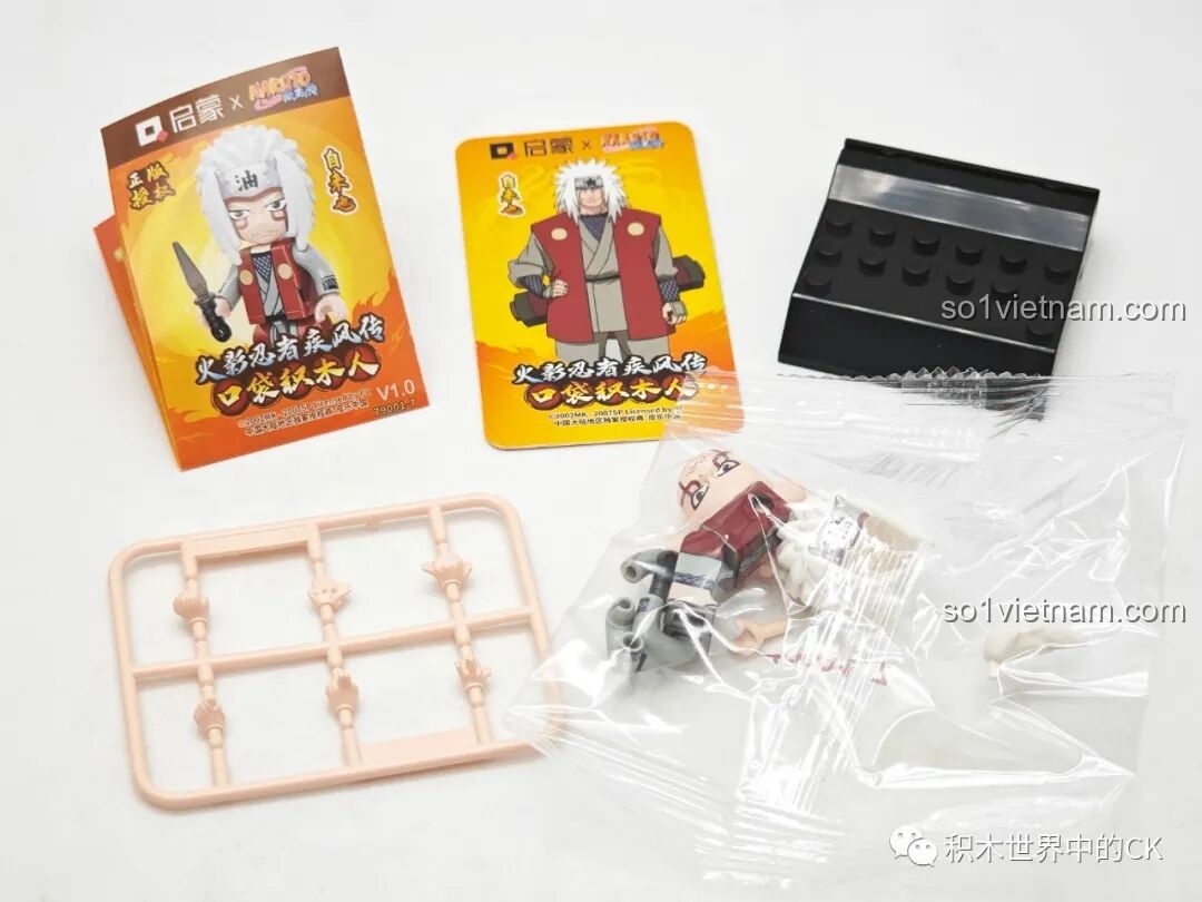 Mở hộp minifigure Jiraiya từ bộ sưu tập Naruto Qman 79001, bao gồm các chi tiết, thẻ bài, đế và vỉ bàn tay.