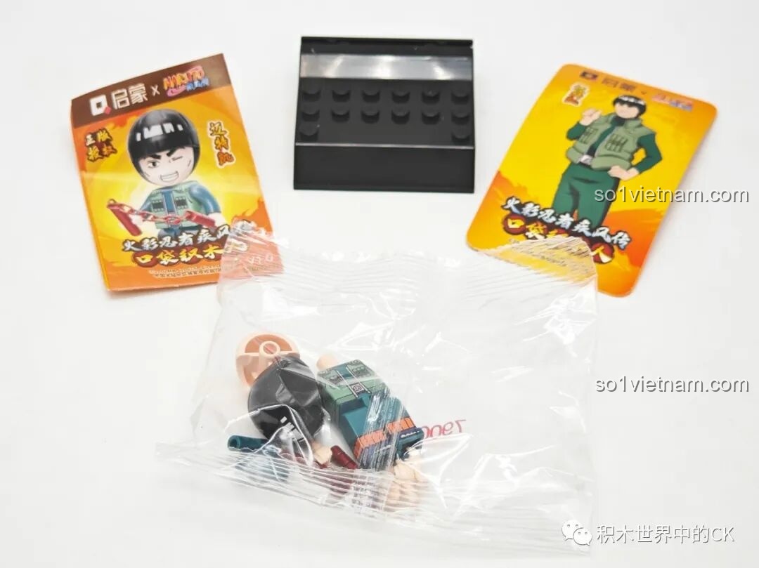 Mở hộp minifigure Might Guy, bộ Qman 79001, gồm các chi tiết nhân vật, côn nhị khúc, thẻ bài và đế trưng bày.