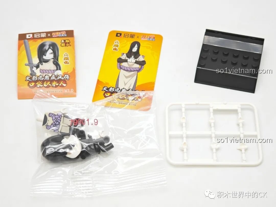 Mở hộp minifigure Orochimaru, bộ Qman 79001, gồm các chi tiết nhân vật, kiếm Kusanagi, thẻ bài và đế trưng bày.