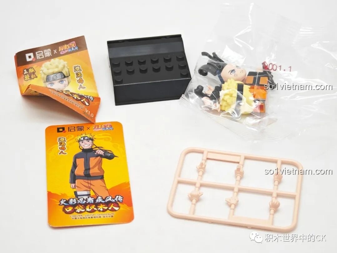 Mở hộp minifigure Uzumaki Naruto, bộ Qman 79001, gồm các chi tiết nhân vật, thẻ bài, đế và vỉ bàn tay.