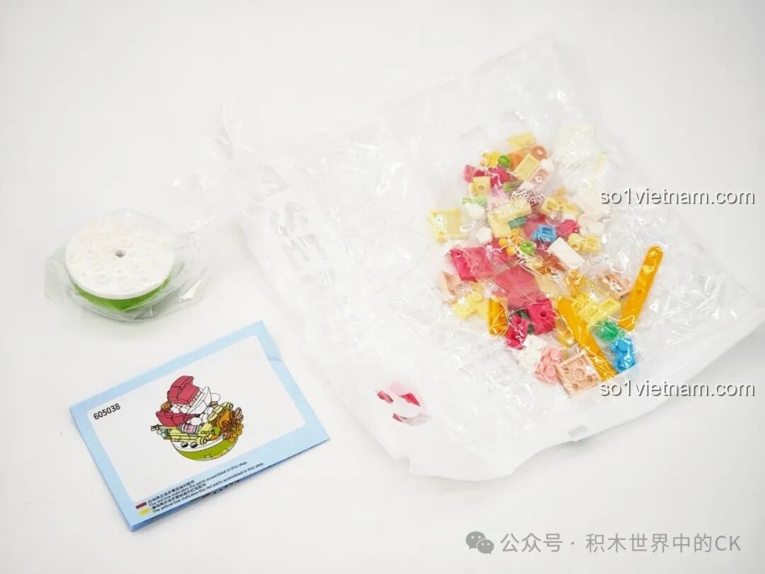Bên trong hộp 605038: túi chi tiết, đế lật đật và sách hướng dẫn, bắt đầu hành trình lắp ráp Ông Già Noel.