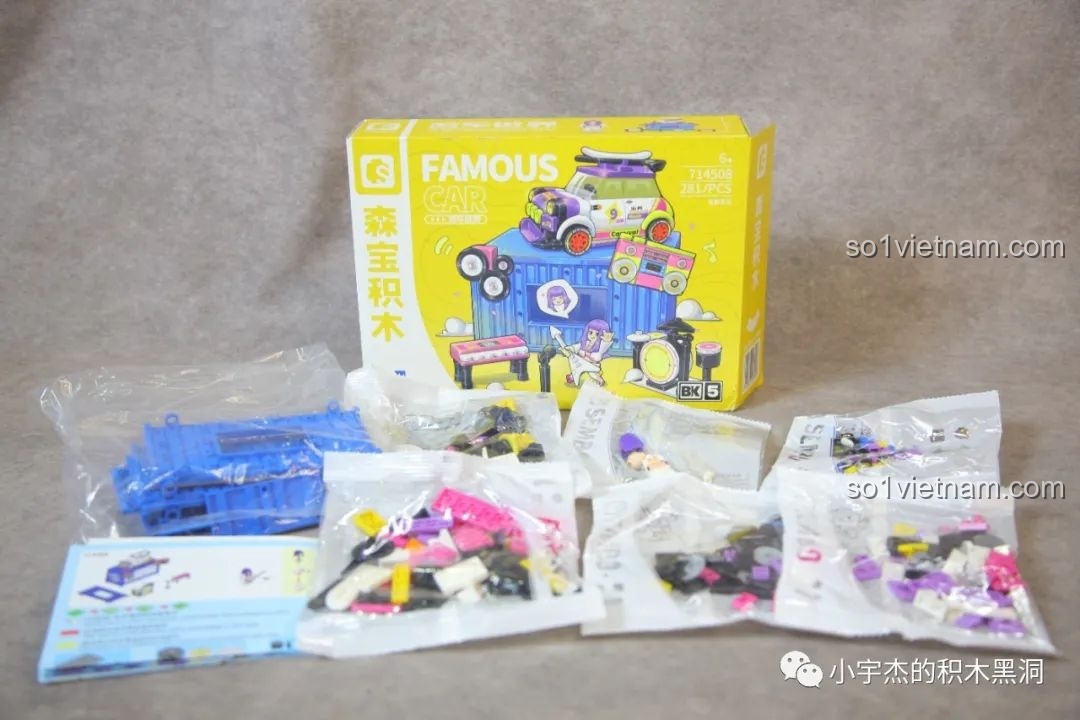 Mở hộp bộ đồ chơi lắp ráp Sembo 714508 Ban Nhạc Hoang Dã, bên trong có các túi chi tiết, tờ hướng dẫn và sticker.