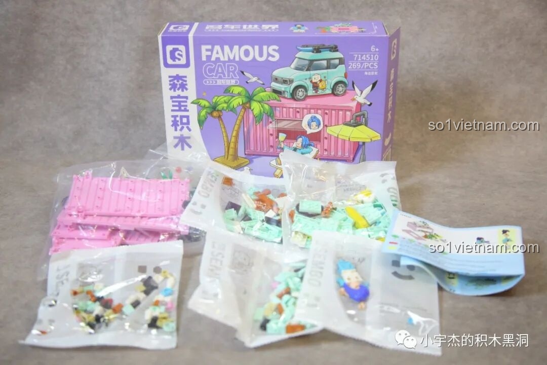 Mở hộp bộ đồ chơi lắp ráp Sembo 714510 Lễ Hội Bãi Biển, bên trong có các túi chi tiết màu hồng và xanh mint.