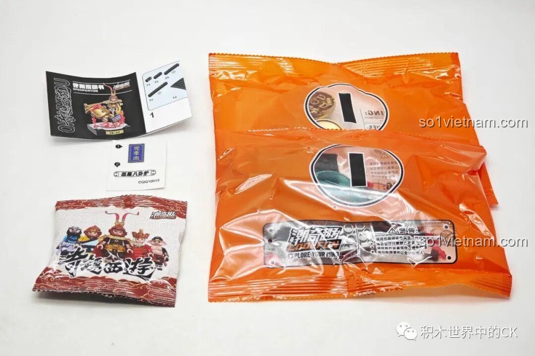 Bên trong hộp set Tôn Ngộ Không Đại Náo Lò Bát Quái, gồm các túi mảnh ghép, sách hướng dẫn và túi minifigure.