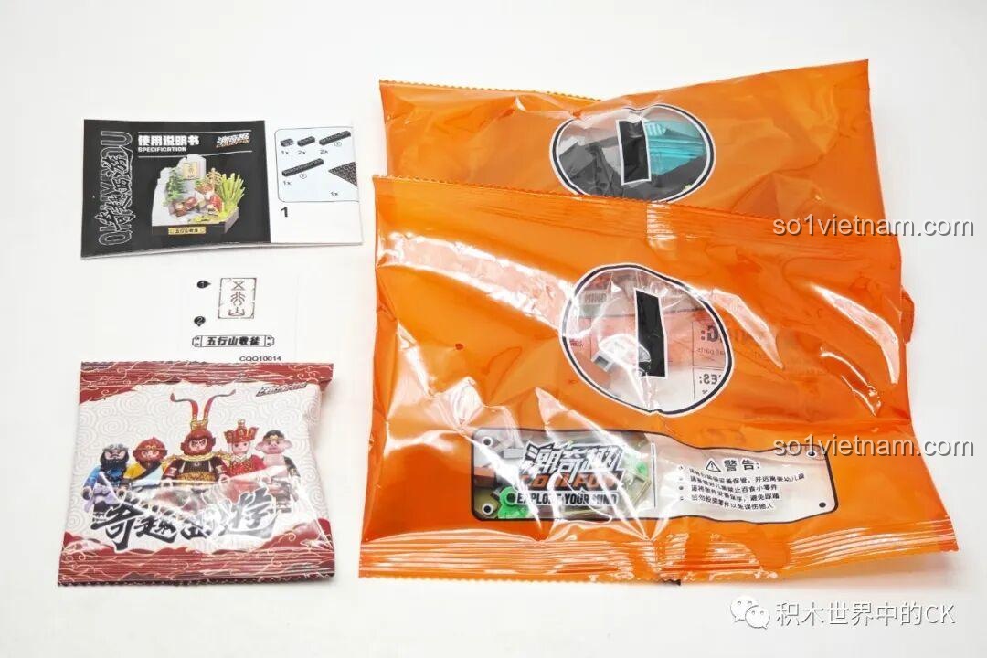 Mở hộp set Ngũ Hành Sơn Thu Đồ, bộ lắp ráp Chaoqiqu CQQ10014, gồm các túi mảnh ghép và hướng dẫn.