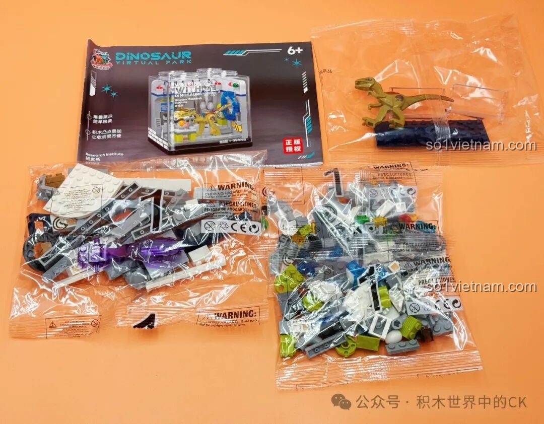 Bên trong hộp ZHEGAO 971013 gồm các túi mảnh ghép và sách hướng dẫn để xây dựng phòng thí nghiệm khủng long.