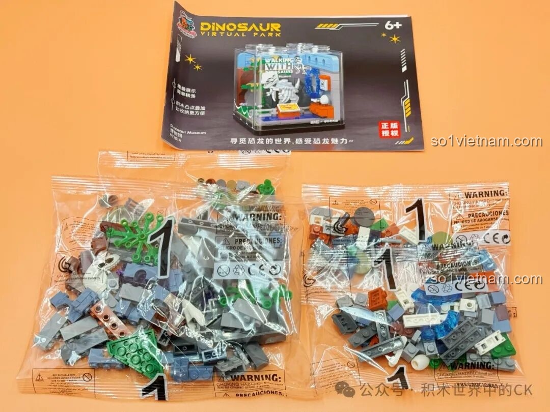 Bên trong hộp ZHEGAO 971014 gồm các túi mảnh ghép và sách hướng dẫn lắp ráp chi tiết sa bàn huấn luyện khủng long.