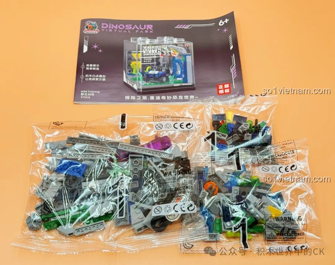 Bên trong hộp ZHEGAO 971015 gồm các túi mảnh ghép và sách hướng dẫn để lắp ráp mô hình công viên khủng long.