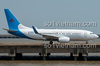 Máy bay Boeing 737-800 万致IM.Master 5818, bộ lắp ghép máy bay chở khách, mô hình máy bay chi tiết, động cơ kéo lùi, màu trắng xanh dương, cho bé trai 14 tuổi