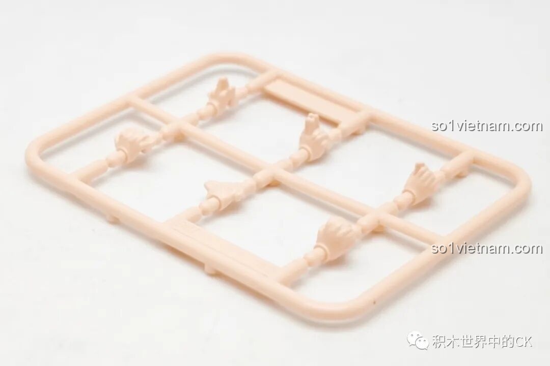 Vỉ bàn tay với nhiều tạo hình khác nhau trong bộ Qman 79001, giúp bé tạo dáng kết ấn nhẫn thuật cho minifigure Naruto.