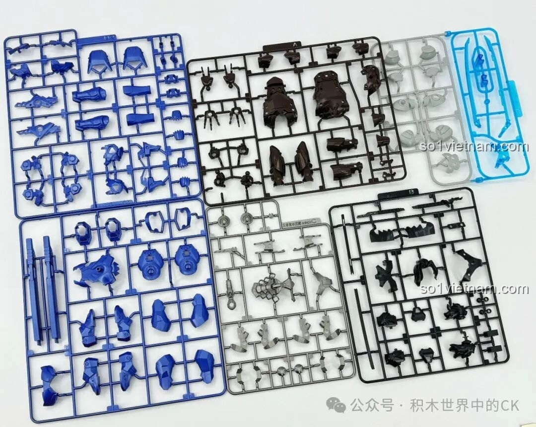 Các vỉ mảnh ghép của bộ đồ chơi Robot Miyamoto Musashi 78033 Keeppley, phân loại theo màu sắc và chi tiết.