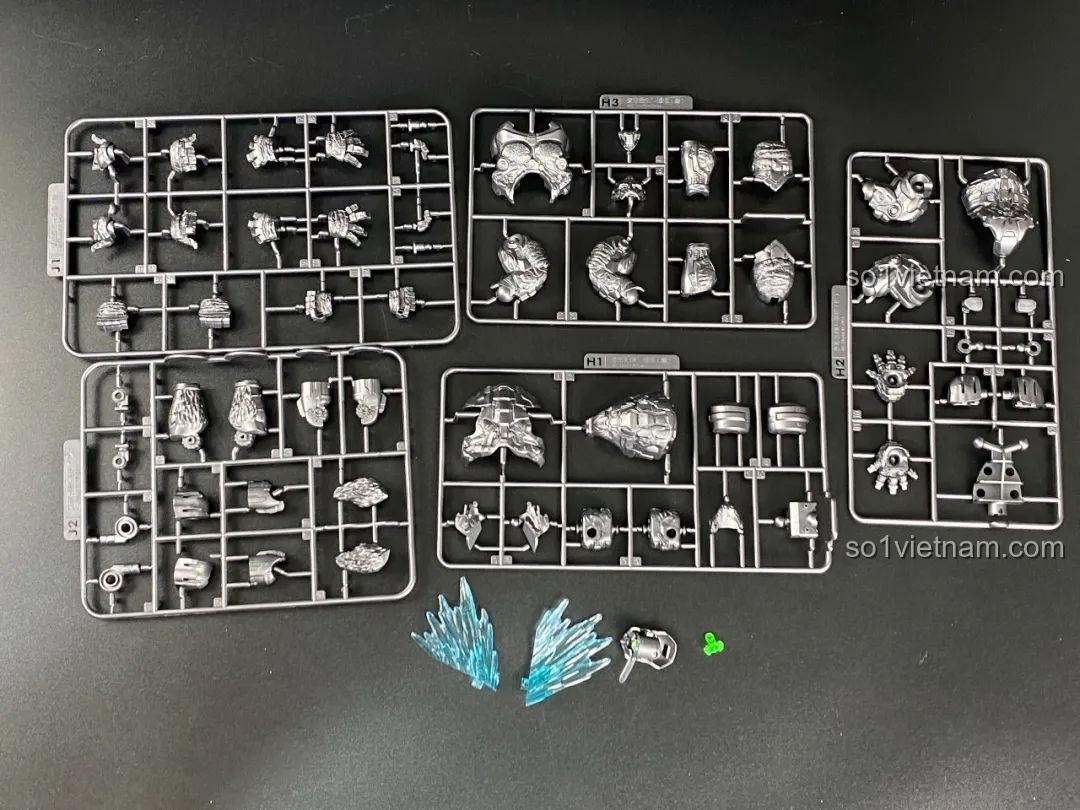 Các vỉ nhựa chi tiết của mô hình Optimus Primal dạng thú, với màu xám kim loại và các chi tiết vân lông.