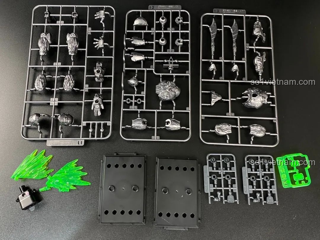 Các vỉ nhựa chi tiết của mô hình Optimus Primal dạng robot, bao gồm các mảnh giáp, vũ khí và đế trưng bày.