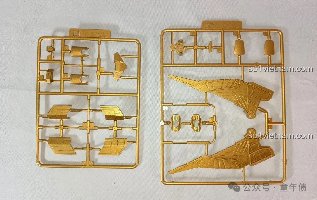 Các chi tiết màu vàng gold trên vỉ nhựa, một điểm nhấn trong thiết kế của figure Thủ lĩnh Autobot Sentinel Prime.