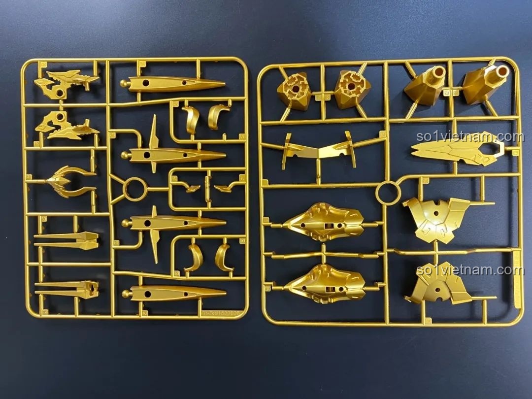Vỉ nhựa với các chi tiết được mạ màu vàng kim bóng loáng của Mecha Tôn Ngộ Không, tạo vẻ ngoài sang trọng, cao cấp.