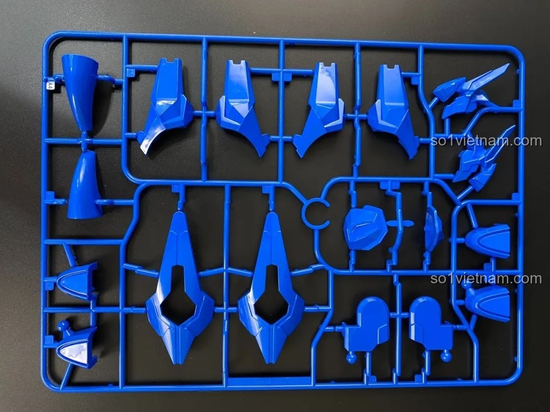 Vỉ nhựa chứa các chi tiết giáp màu xanh dương của Mecha Triệu Vân, màu sắc tươi sáng, chất liệu nhựa ABS an toàn.