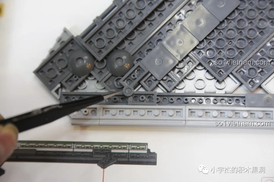 Hình ảnh vị trí lắp cánh tà được mô tả trong sách hướng dẫn Sluban J-20 M38-B1187 Tiêm Kích Tàng Hình, nhưng thực tế không khớp.