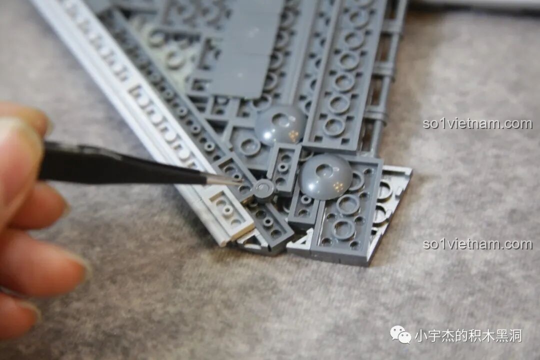 Vị trí khớp nối cánh tà sau khi điều chỉnh trên mô hình Sluban J-20 M38-B1187 Tiêm Kích Tàng Hình, đảm bảo sự liền mạch và chính xác.