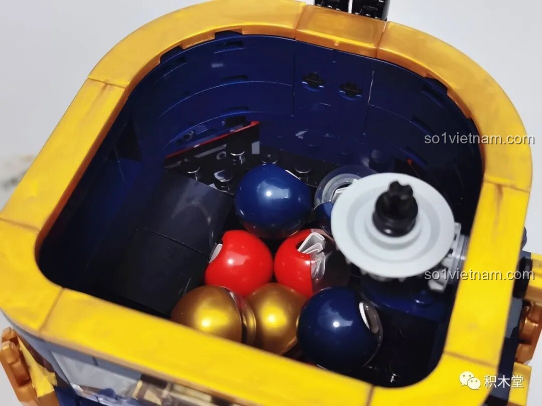 Các viên bi nhiều màu sắc được đặt bên trong mũ của Hoàng Tử Kẹp Hạt Dẻ, chứa các câu hỏi bí mật.