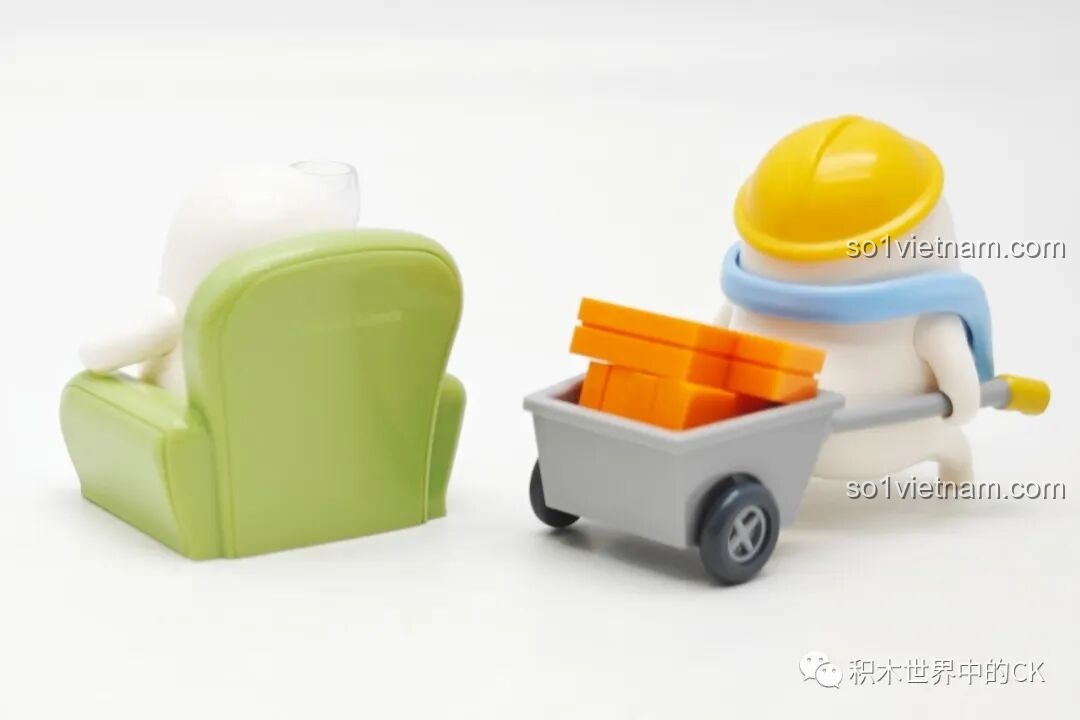 Góc nhìn từ phía sau của hai minifigure Vịt Liu công nhân và đại gia, cho thấy chi tiết xe rùa và ghế bành.