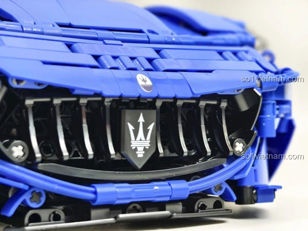 Vô lăng của Reobrix 11010 Maserati GranTurismo với logo ba mũi đinh ba, chi tiết nội thất cao cấp.