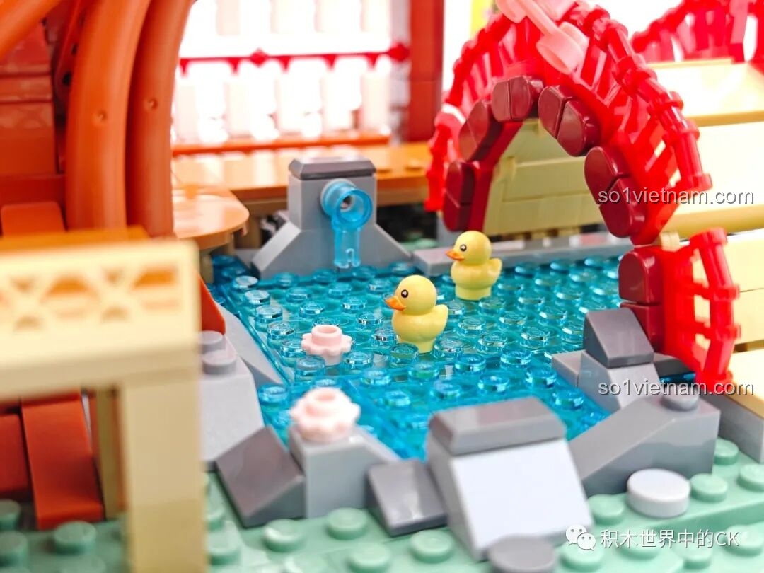 Chi tiết vòi nước chảy róc rách từ ống tre, tạo điểm nhấn tự nhiên cho bộ xếp hình Hatsune Miku.