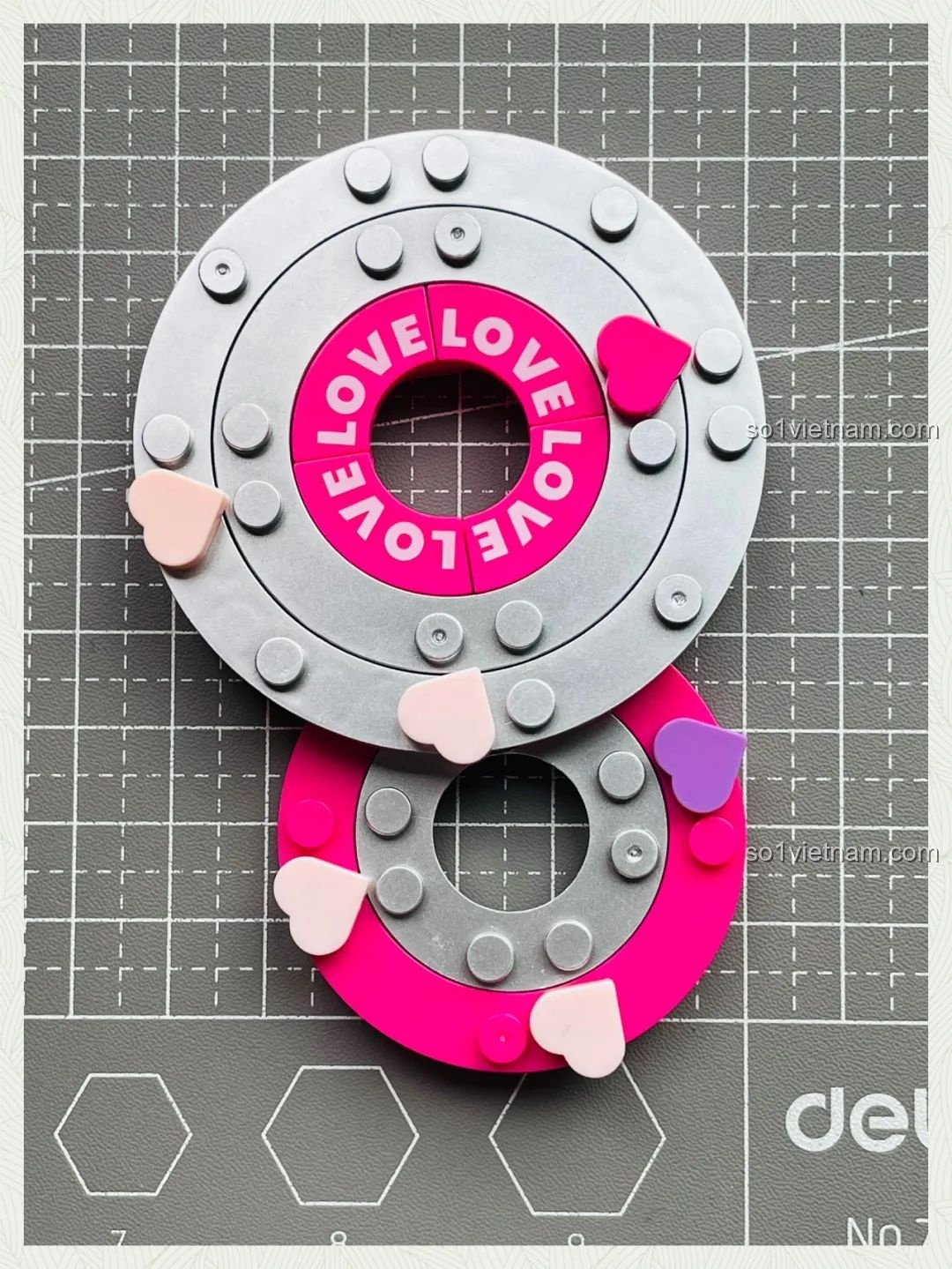 Cận cảnh vòng xoay trái tim lớn với chữ 