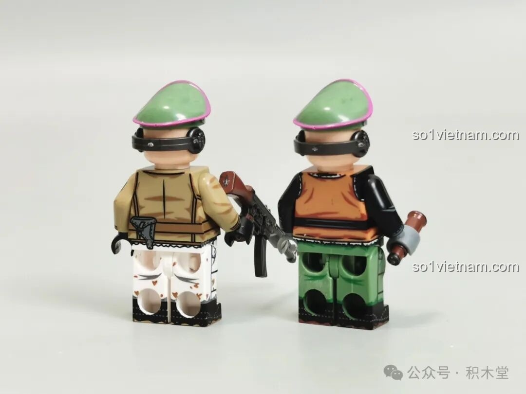 Các loại vũ khí cầm tay đi kèm nhân vật lính tăng của bộ Xe Tăng Maus 12GO 98002, được in hai màu.