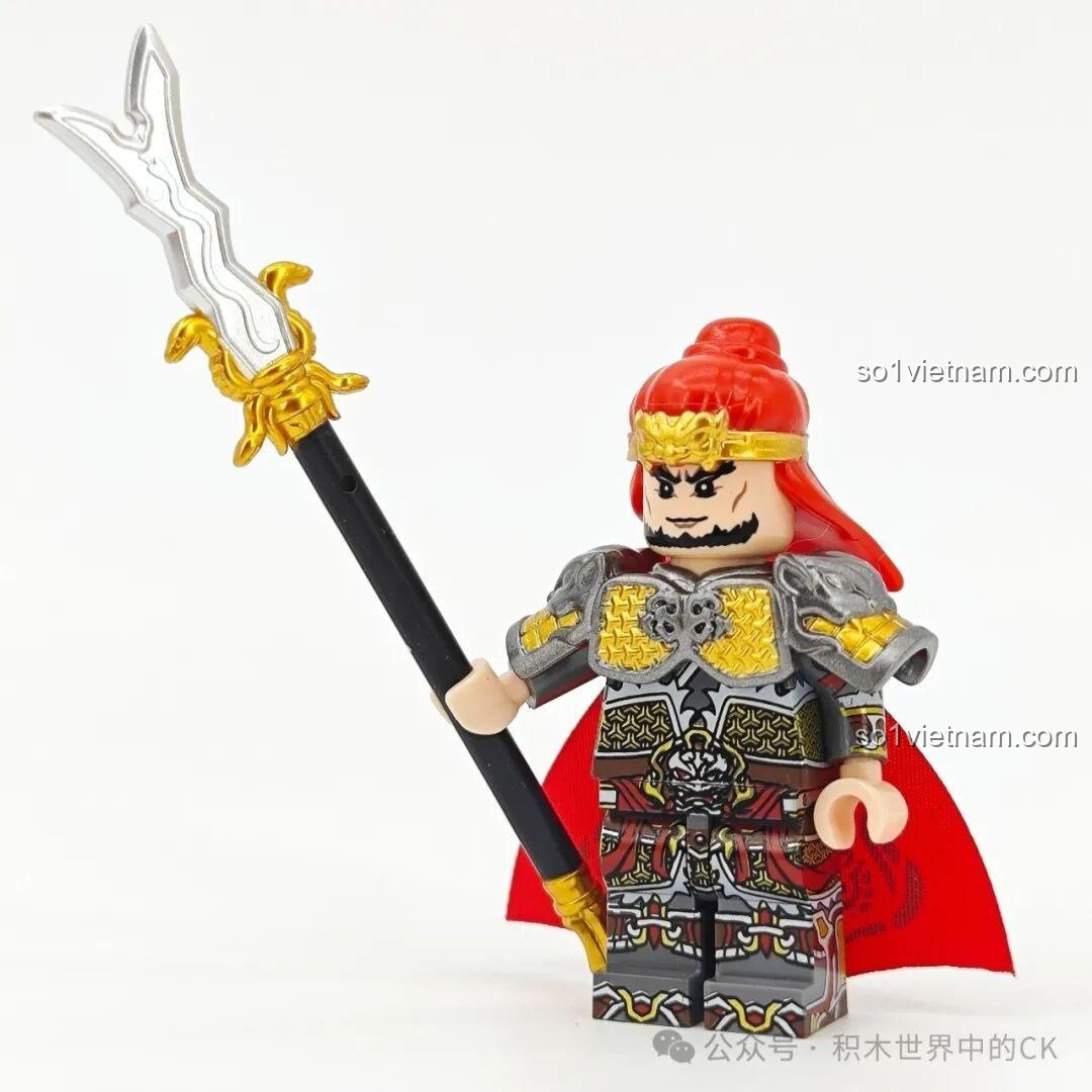 Minifigure Trương Bào Decool 20379 cầm cây xà mâu, vũ khí gợi nhớ đến Trương Phi.