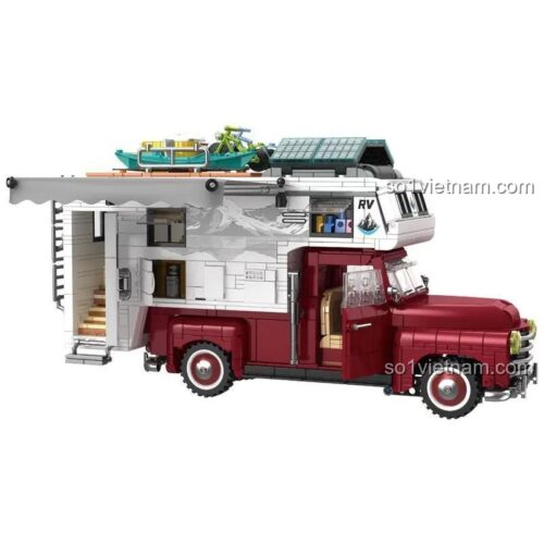 Mô hình Xe Nhà Di Động We Game Coming 66008 nhìn từ bên hông, thể hiện chi tiết khoang camper và nóc xe có thuyền kayak. Bộ xếp hình 2188 chi tiết chất lượng cao.