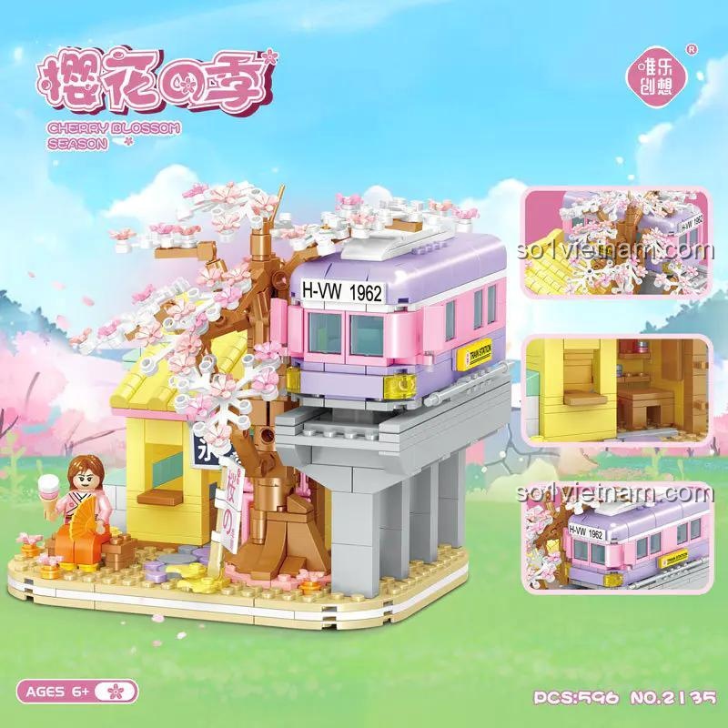 Mô hình hoàn thiện của đồ chơi mô hình Trạm tàu mùa xuân Nhật Bản 2135, bao gồm cây hoa anh đào, tàu cao tốc và các chi tiết nhỏ.