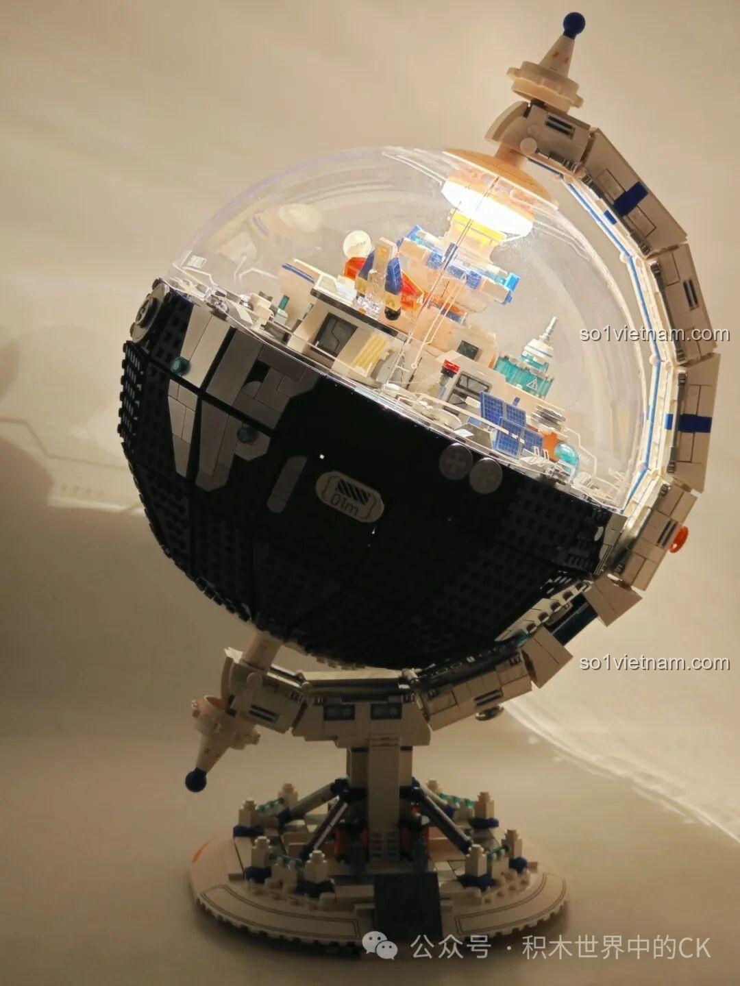 Wekki 506502 Mô hình Kế hoạch Di cư Hành tinh kết hợp với các minifigure chiến đấu, tạo cảnh tượng hành động ngoài không gian đầy kịch tính.