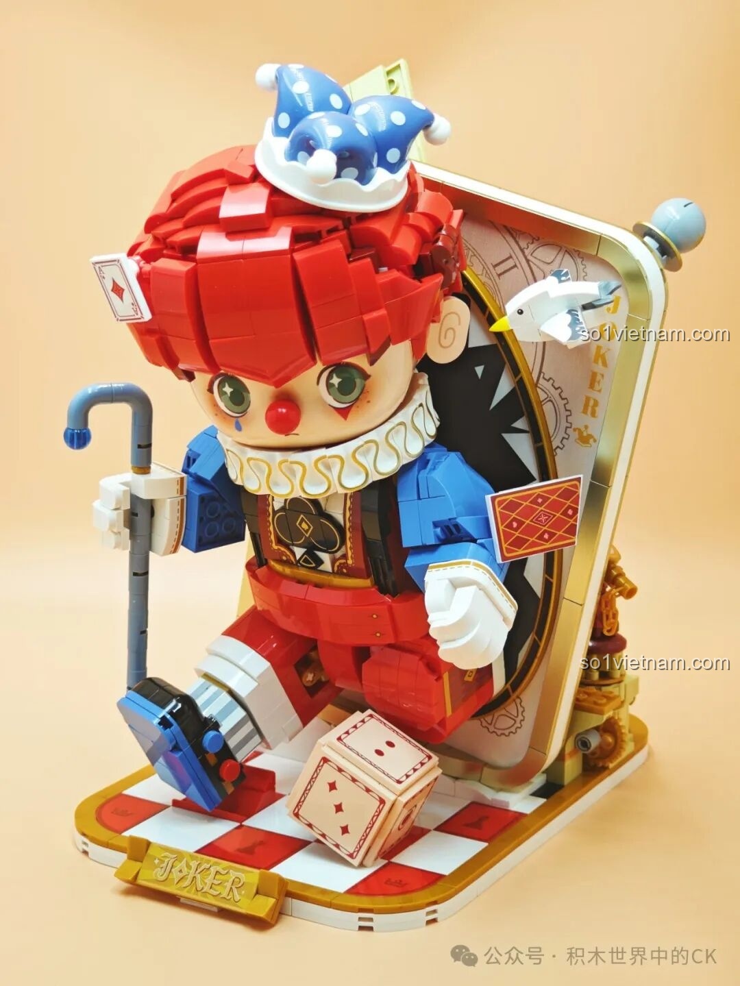 Quá trình lắp ráp phần đầu của chú hề Joker trong bộ lắp ghép Wekki Joker Poker 506187