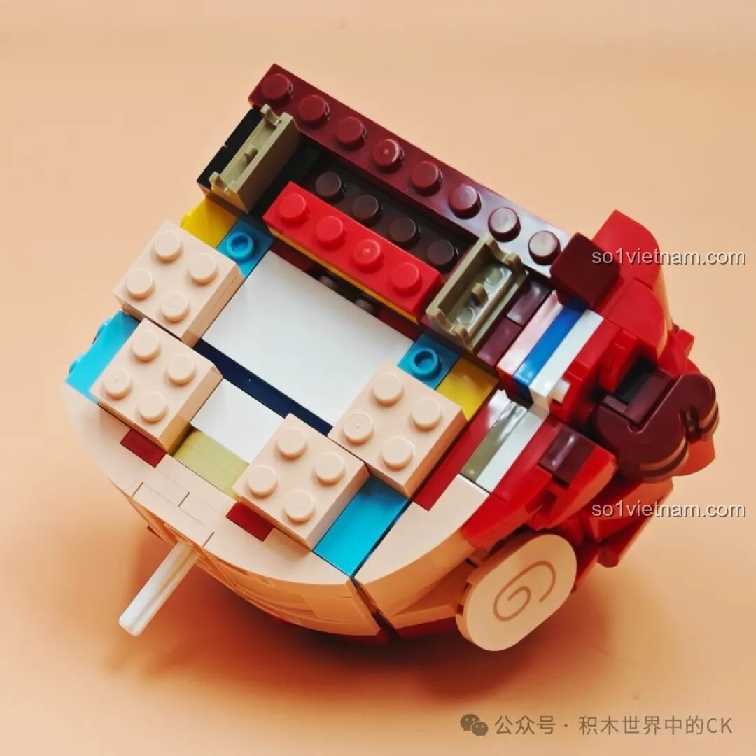 Quá trình lắp ráp phần thân của chú hề Joker trong bộ lắp ghép Wekki Joker Poker 506187