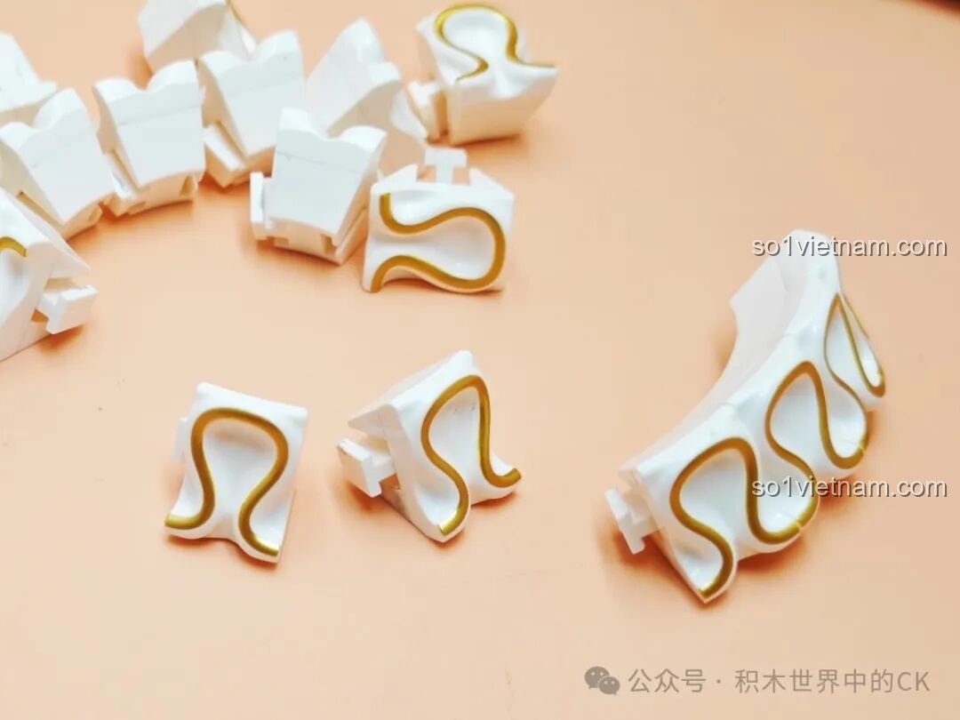 Phần thân của chú hề Joker trong bộ lắp ghép Wekki Joker Poker 506187 đang dần thành hình