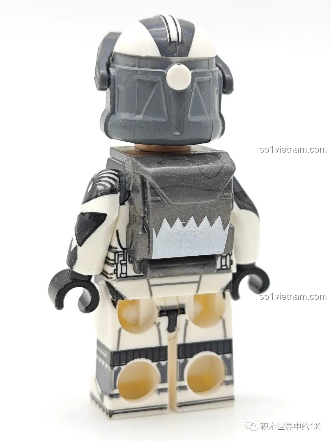 Đồ chơi xếp hình Lính Clone Star Wars 6128, mặt sau của Wolfpack Sergeant WM2262 với ba lô và chi tiết giáp, đồ chơi cho bé trai 6 tuổi