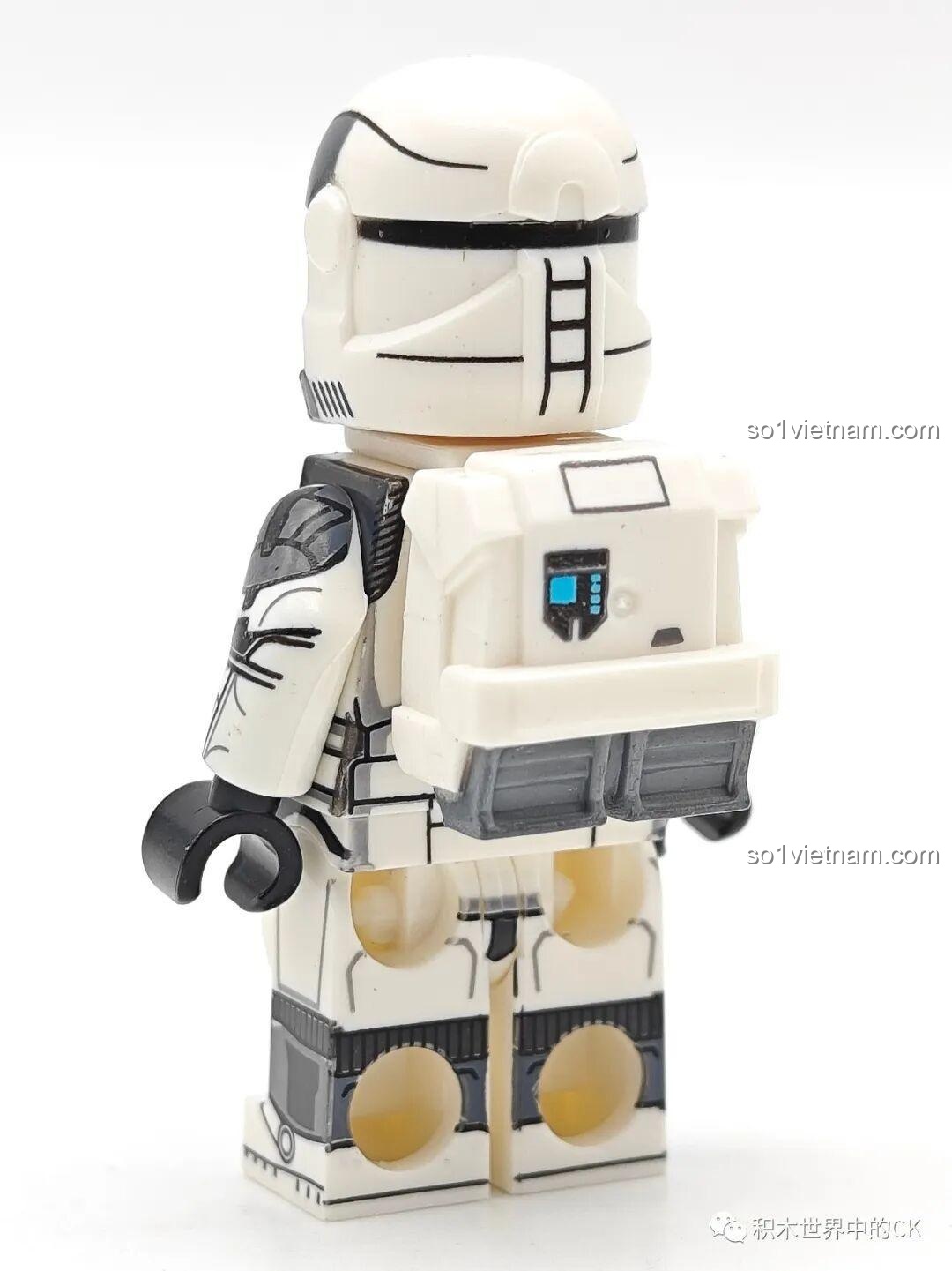 Đồ chơi xếp hình Lính Clone Star Wars 6128, mặt sau của Wolf Regiment Commandos WM2266 với ba lô và chi tiết giáp, đồ chơi cho bé trai 6 tuổi
