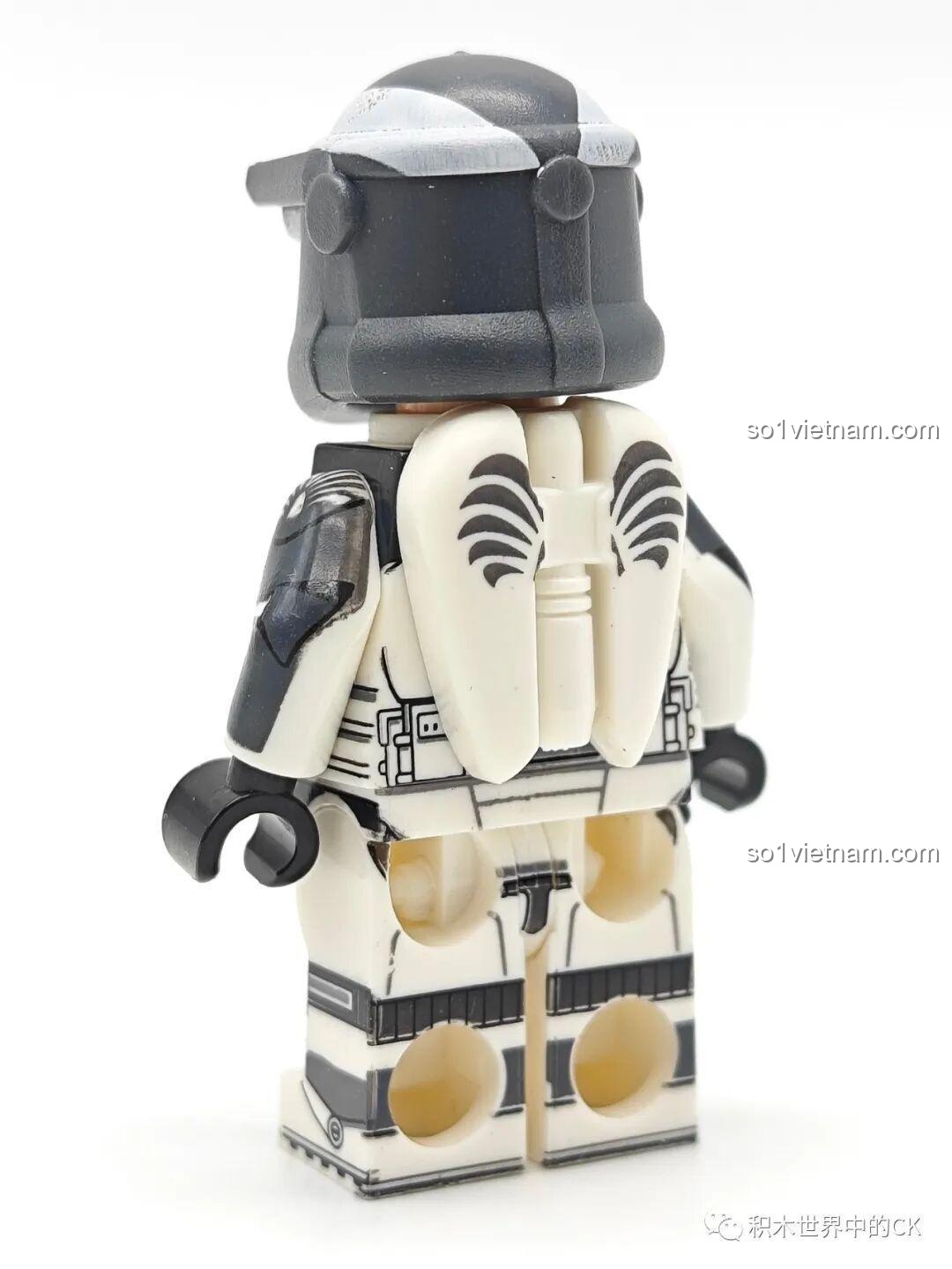 Minifigure Star Wars WM, Wolfpack AT-RT Driver với mũ bảo hiểm đặc trưng, đồ chơi lắp ghép cho bé trai 6 tuổi.