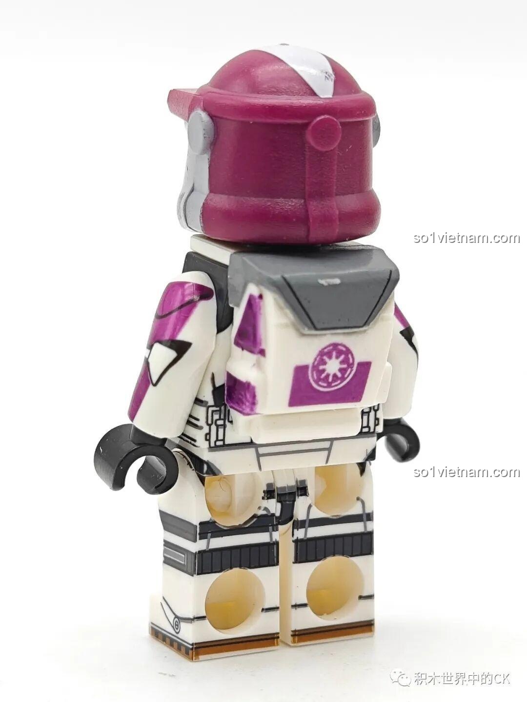 Mặt sau của WM2253 AT-RT Driver, chi tiết ba lô và áo giáp của minifigure Star Wars WM6127.