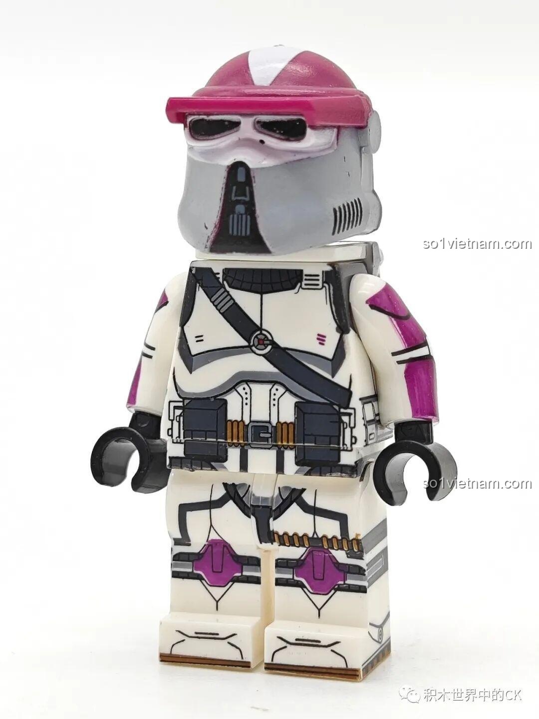 WM2253 AT-RT Driver, một minifigure Star Wars từ bộ WM6127, với mũ bảo hiểm đặc trưng và đệm vai.