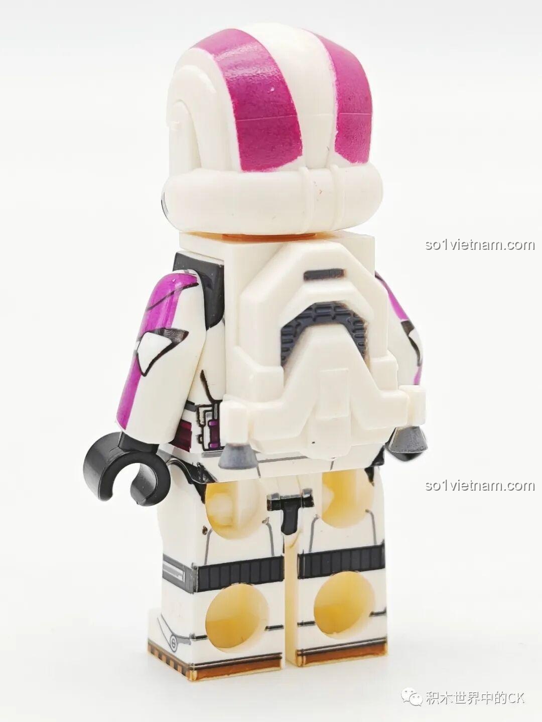 Mặt sau của WM2254 Clone Engineer, thể hiện ba lô và các chi tiết in ấn của minifigure Star Wars WM6127.